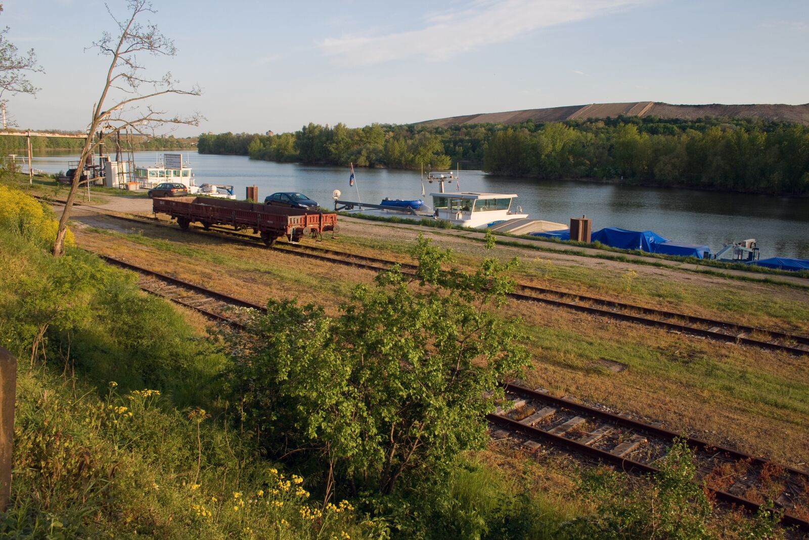 Canon EF-S 18-55mm F3.5-5.6 II sample photo. Rails, wagon, siding photography