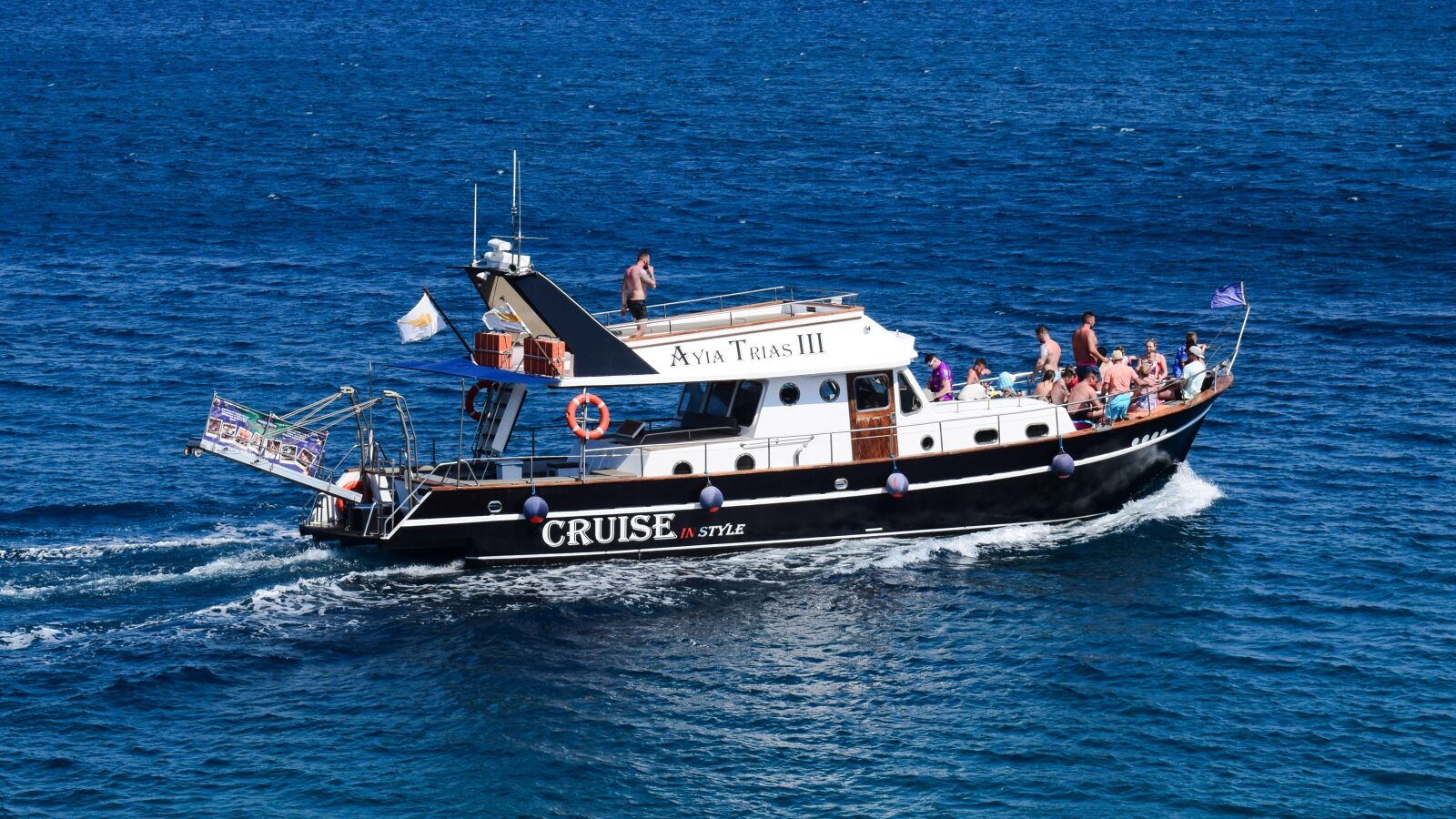 Nikon D3300 sample photo. Cruise boat, tourism, vacations photography