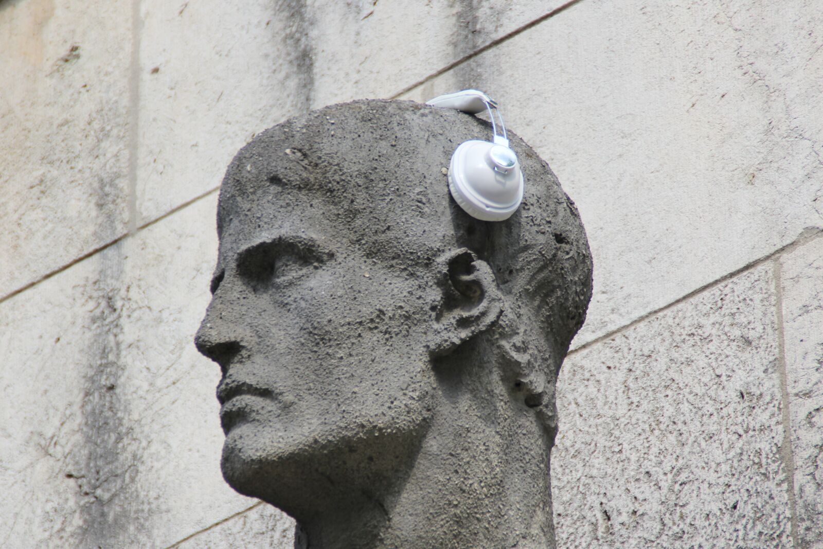 Canon EOS 1200D (EOS Rebel T5 / EOS Kiss X70 / EOS Hi) sample photo. Headphones, statue, sculpture photography