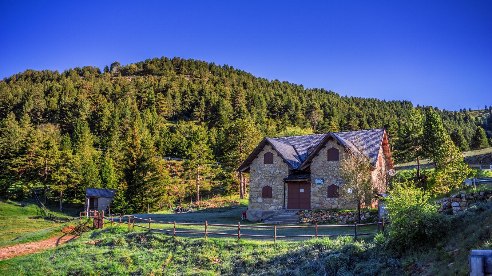 Sony E 16-50mm F3.5-5.6 PZ OSS sample photo. Refuge, mountain, landscape photography