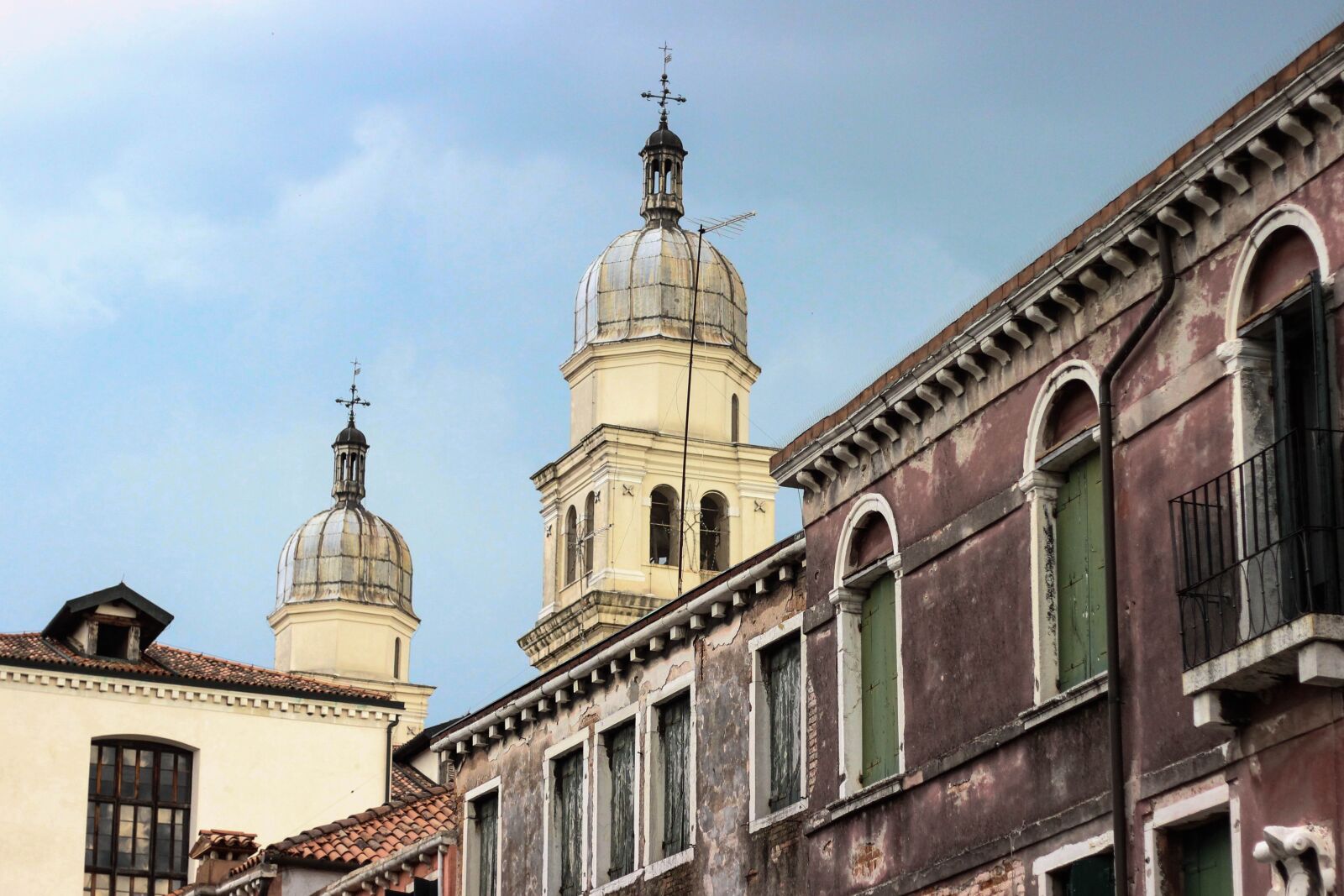 Canon EOS 600D (Rebel EOS T3i / EOS Kiss X5) + Canon EF 50mm F1.8 II sample photo. Venetian architecture, cupola, church photography