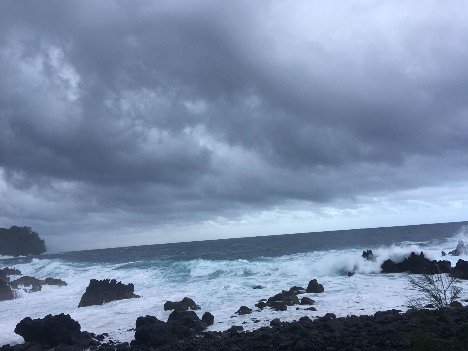 iPhone SE back camera 4.15mm f/2.2 sample photo. Ocean, waves, clouds photography