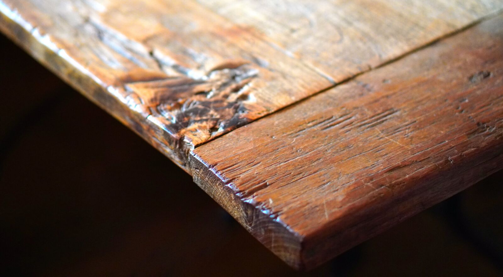 E 50mm F1.8 OSS sample photo. Table, wood, old photography