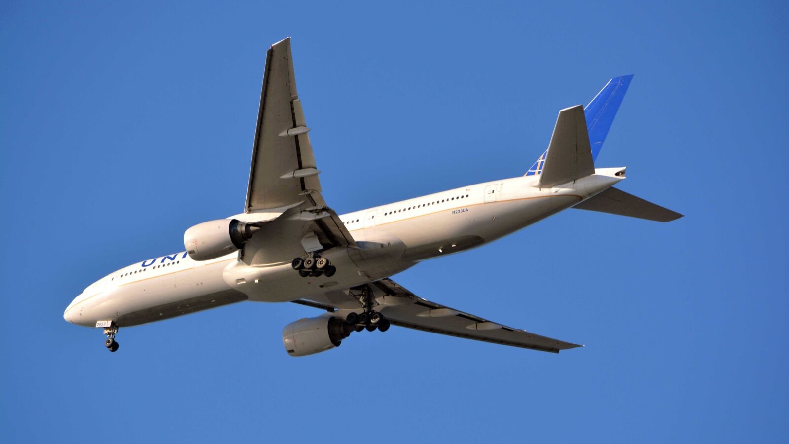Nikon D5200 sample photo. Airport, united, airplane photography
