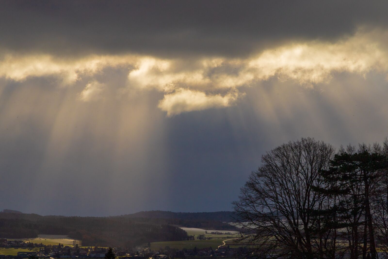 Canon EOS 6D Mark II sample photo. Clouds, sunbeam, lighting photography