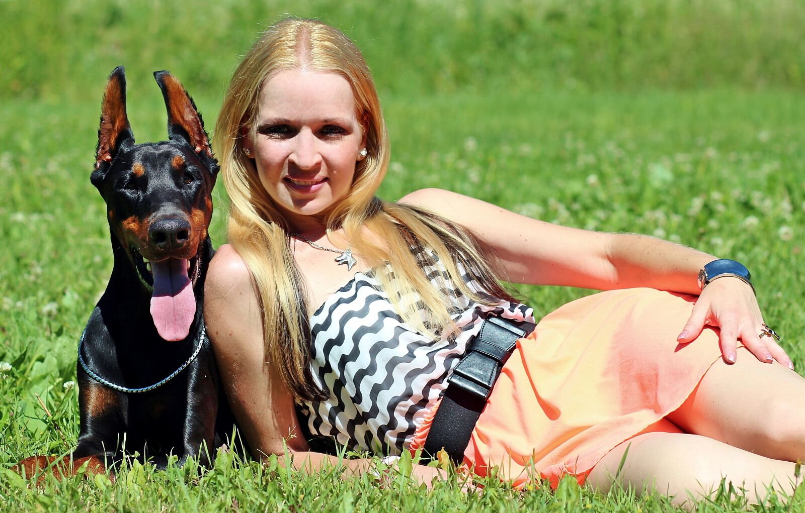 Canon EOS 600D (Rebel EOS T3i / EOS Kiss X5) sample photo. Blonde woman, lie, green photography
