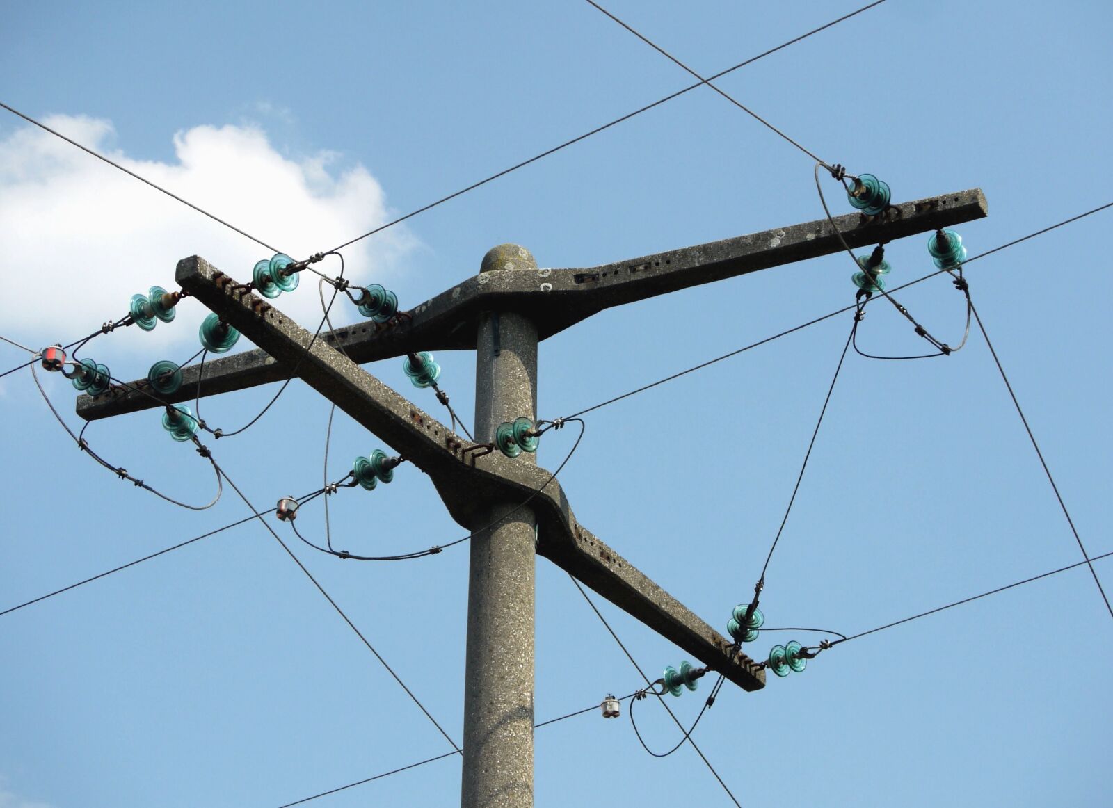 Panasonic Lumix DMC-G1 sample photo. Concrete, pillar, wire, electricity photography