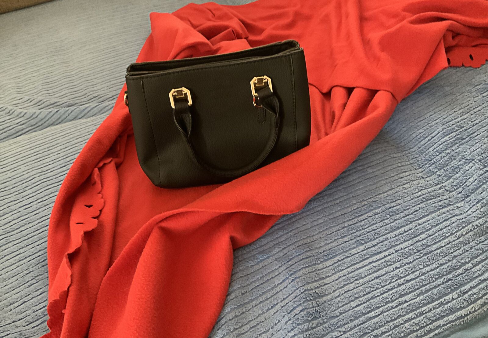 iPad Pro (11-inch) back camera 3mm f/1.8 sample photo. Handbag, woman, fashion photography