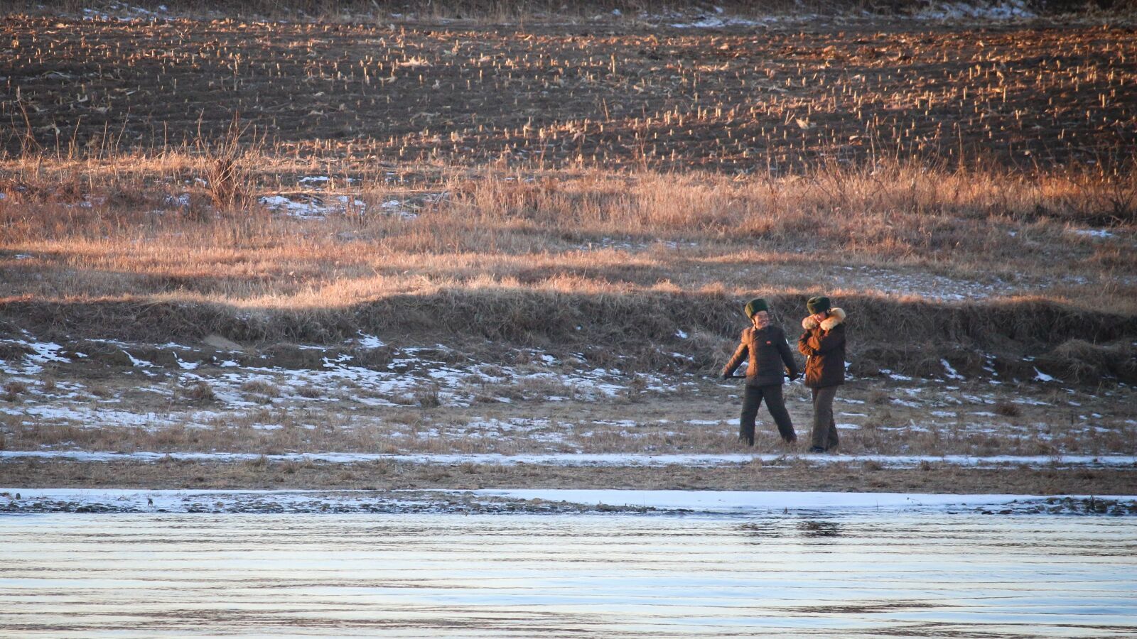 Canon EOS 70D + Canon EF-S 55-250mm F4-5.6 IS STM sample photo. North korea, soldiers, happiness photography