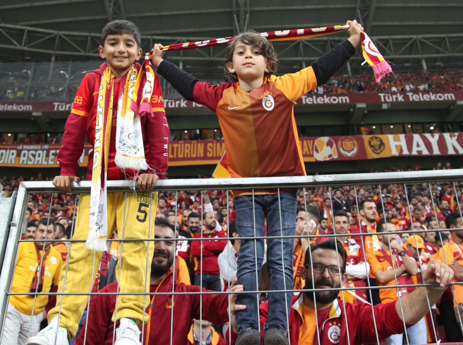 Canon EOS 5D Mark II sample photo. Galatasaray, fenerbahce, derby photography