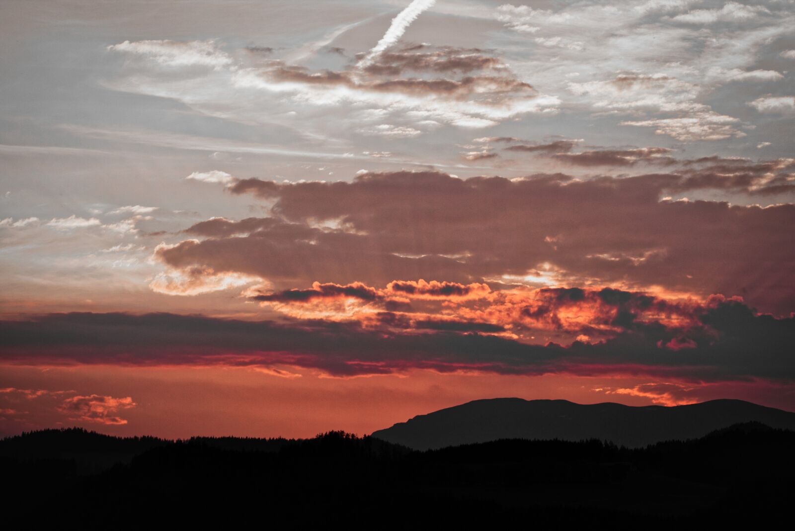 Canon EOS 750D (EOS Rebel T6i / EOS Kiss X8i) sample photo. Sunset, clouds, sky photography
