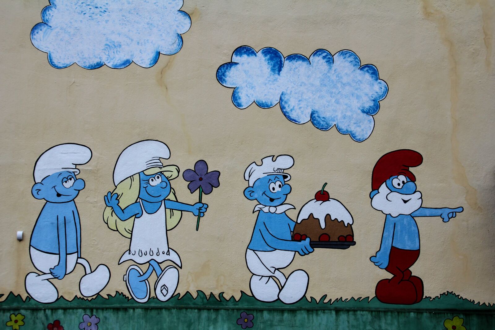 Canon EOS 60D + Tamron 16-300mm F3.5-6.3 Di II VC PZD Macro sample photo. Wall painting, smurfs, wall photography