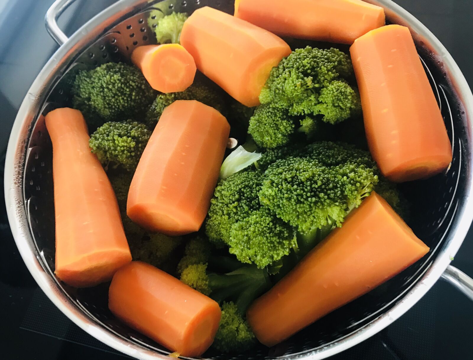 iPhone 7 back camera 3.99mm f/1.8 sample photo. Vegetables, carrots, broccoli photography