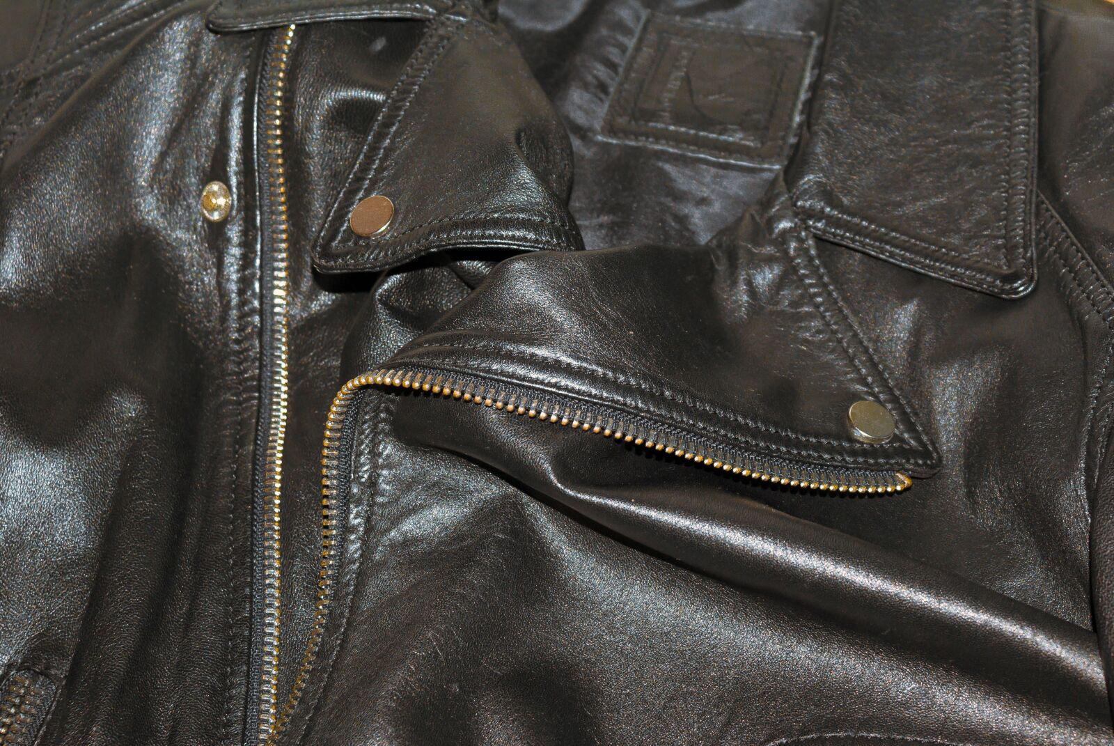 Sony Alpha DSLR-A100 sample photo. Leather, jacket, background photography
