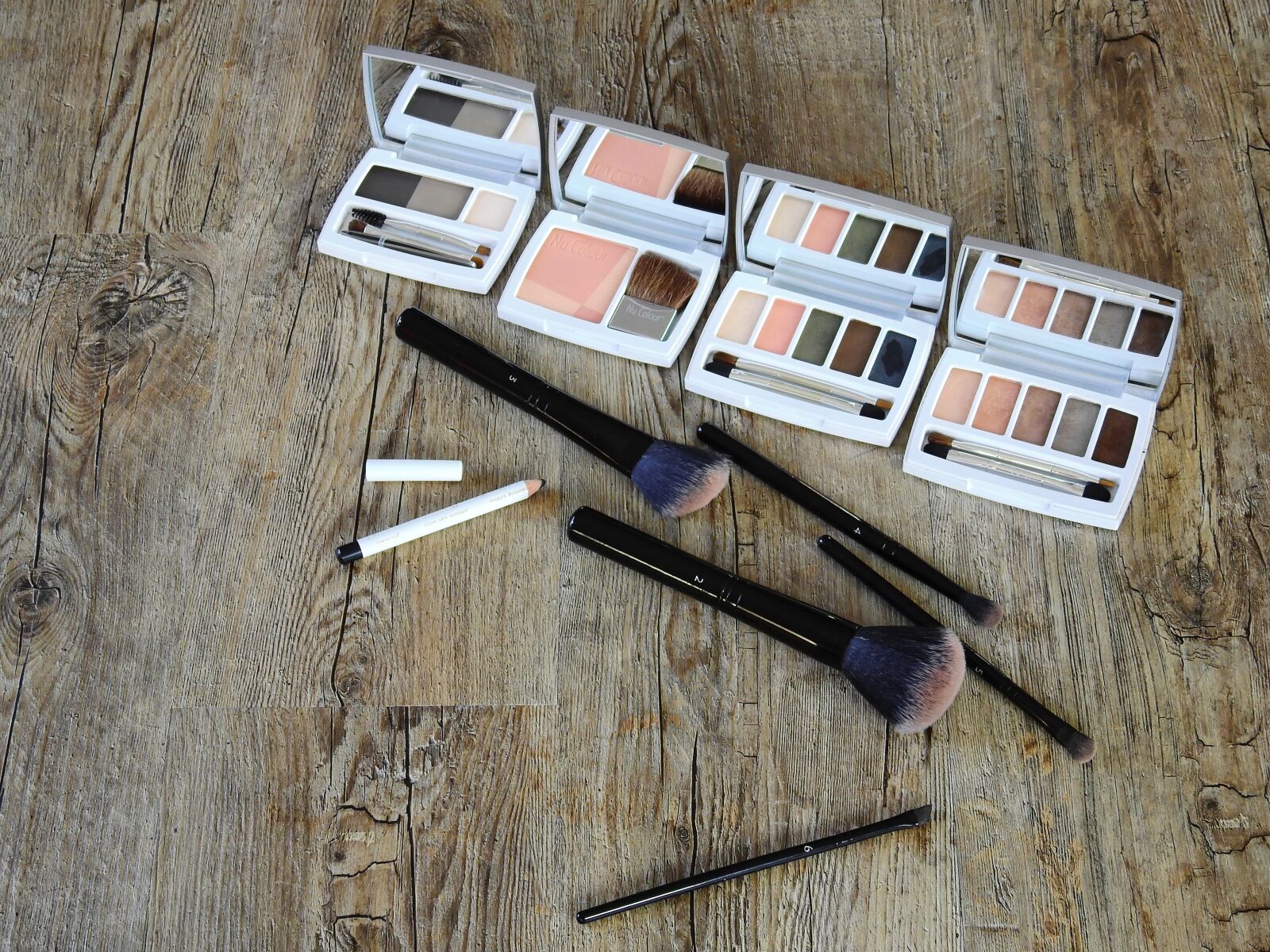 Nikon Coolpix P900 sample photo. Cosmetics, make up, makeup photography