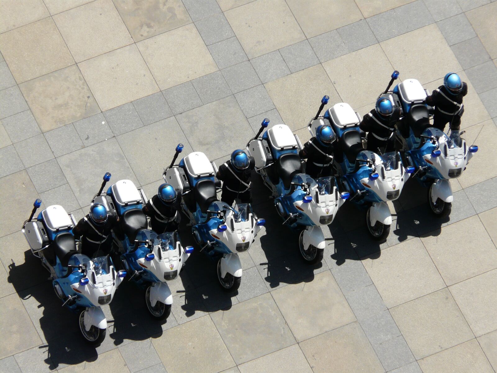 Panasonic DMC-FZ18 sample photo. Engines, row, blue photography