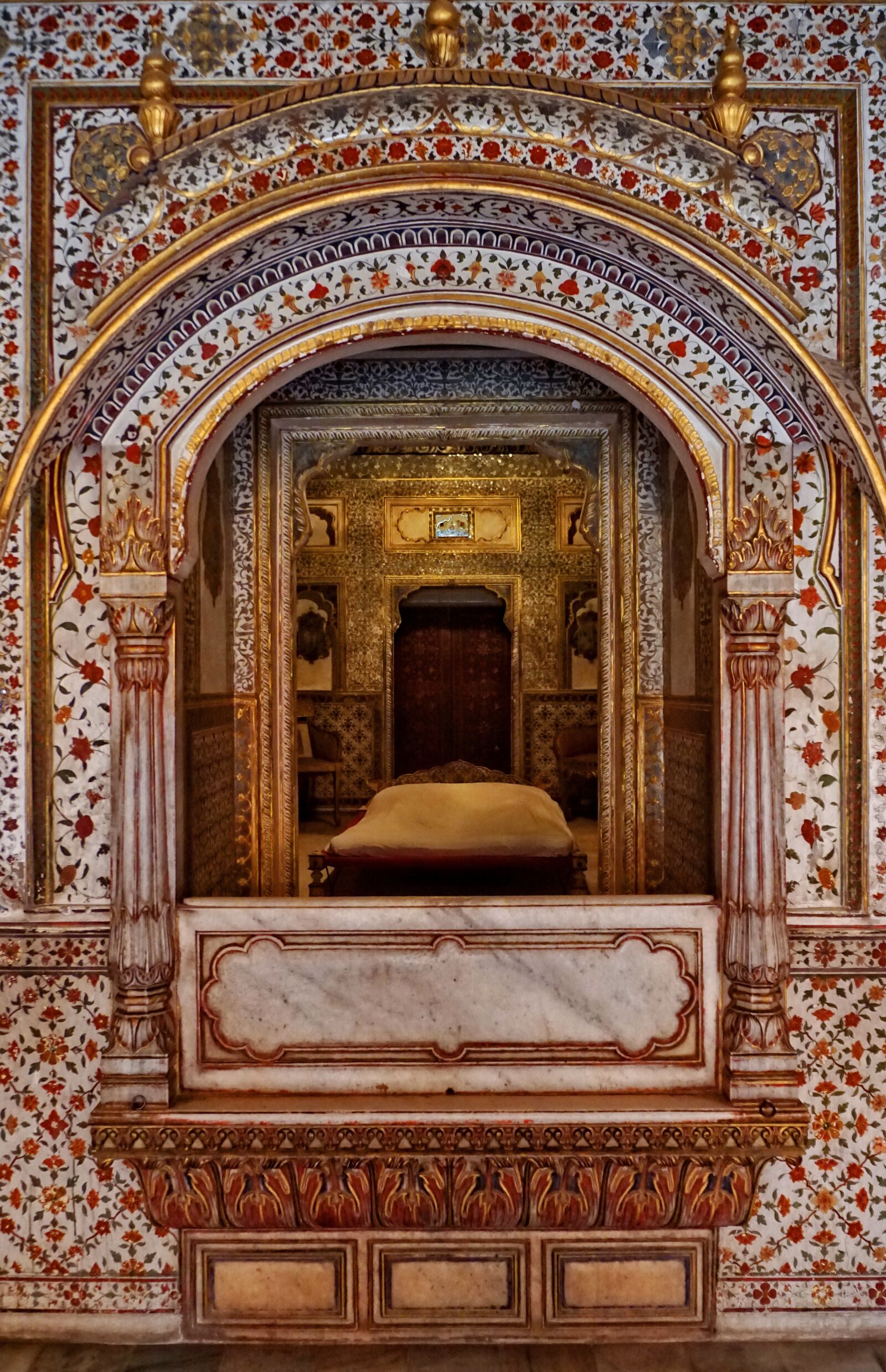 Sony a6000 + Sony E 18-55mm F3.5-5.6 OSS sample photo. Architecture, ornament, art photography