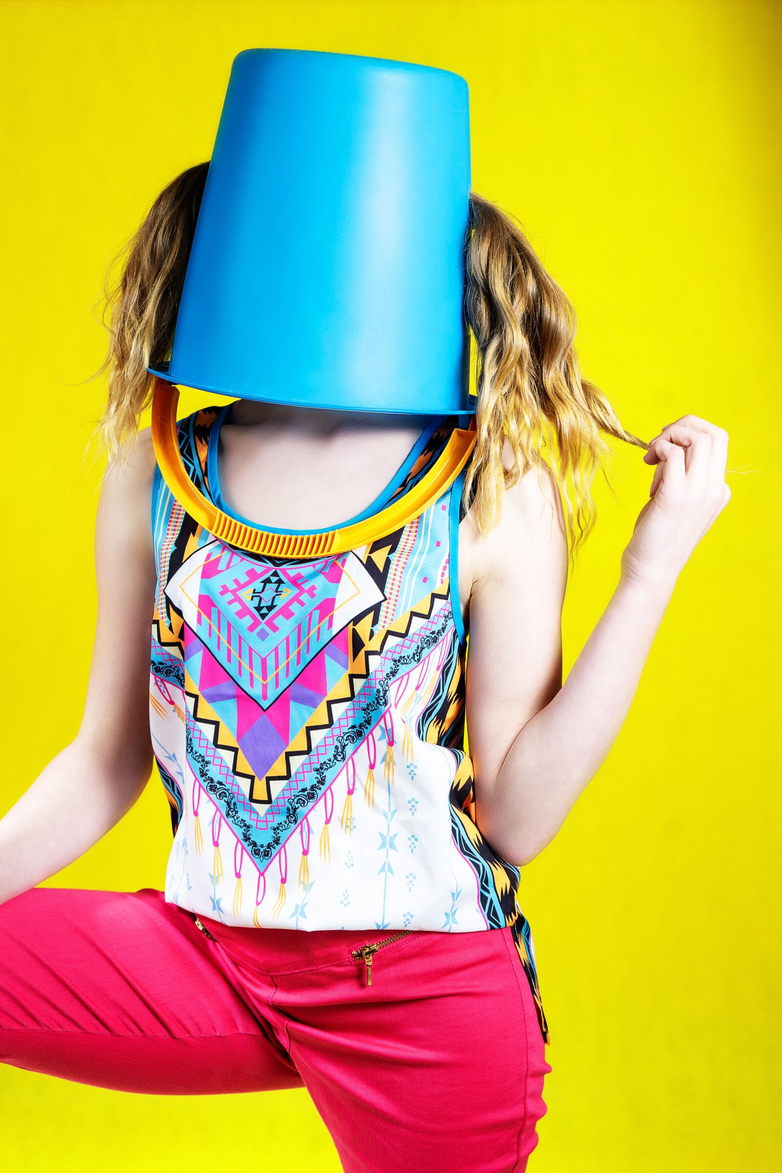 Sony a7 II + Sony FE 28-70mm F3.5-5.6 OSS sample photo. Bucket, yellow, colorful photography