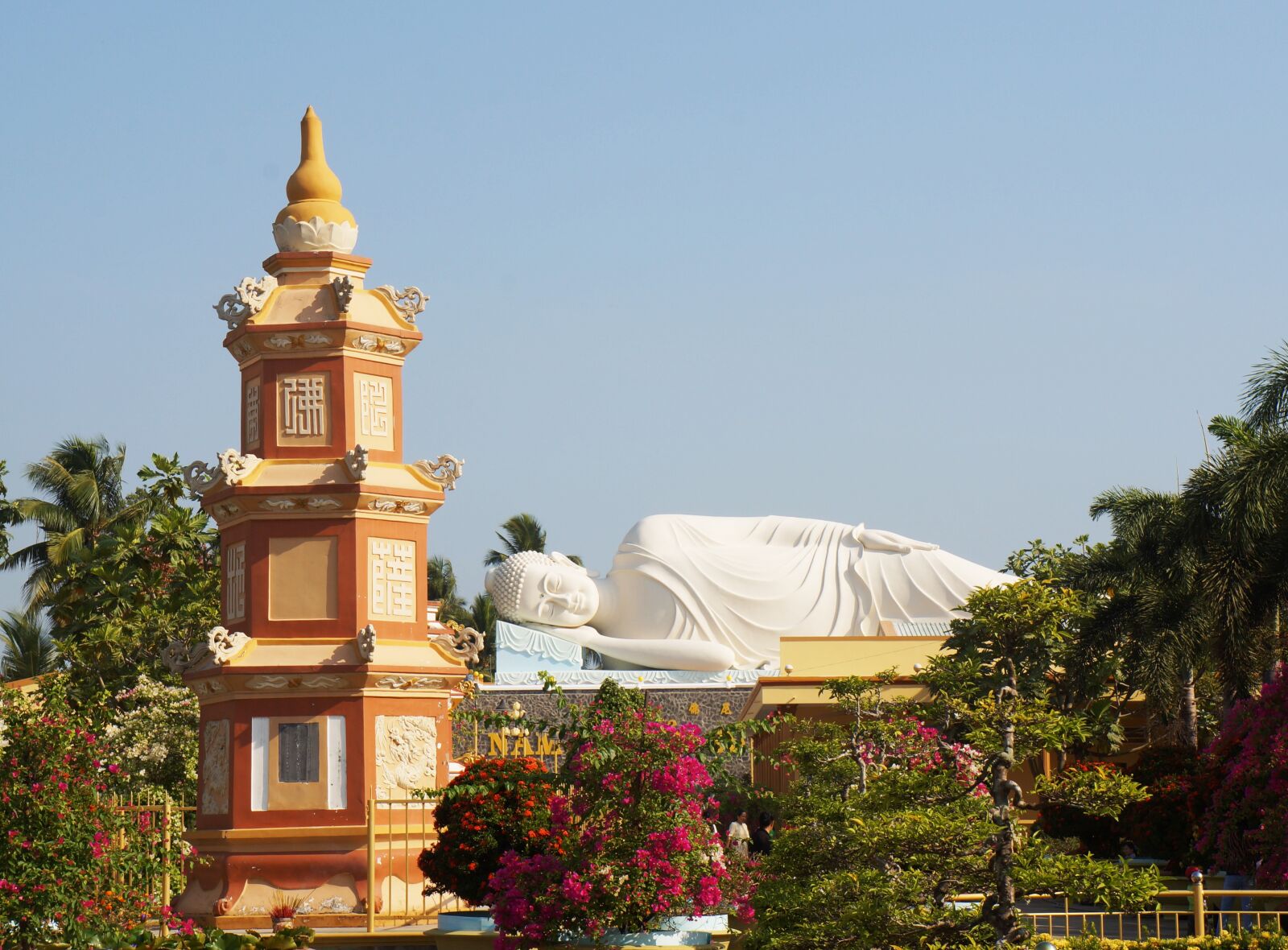 Sony Alpha NEX-F3 sample photo. Vinh trang pagoda, the photography