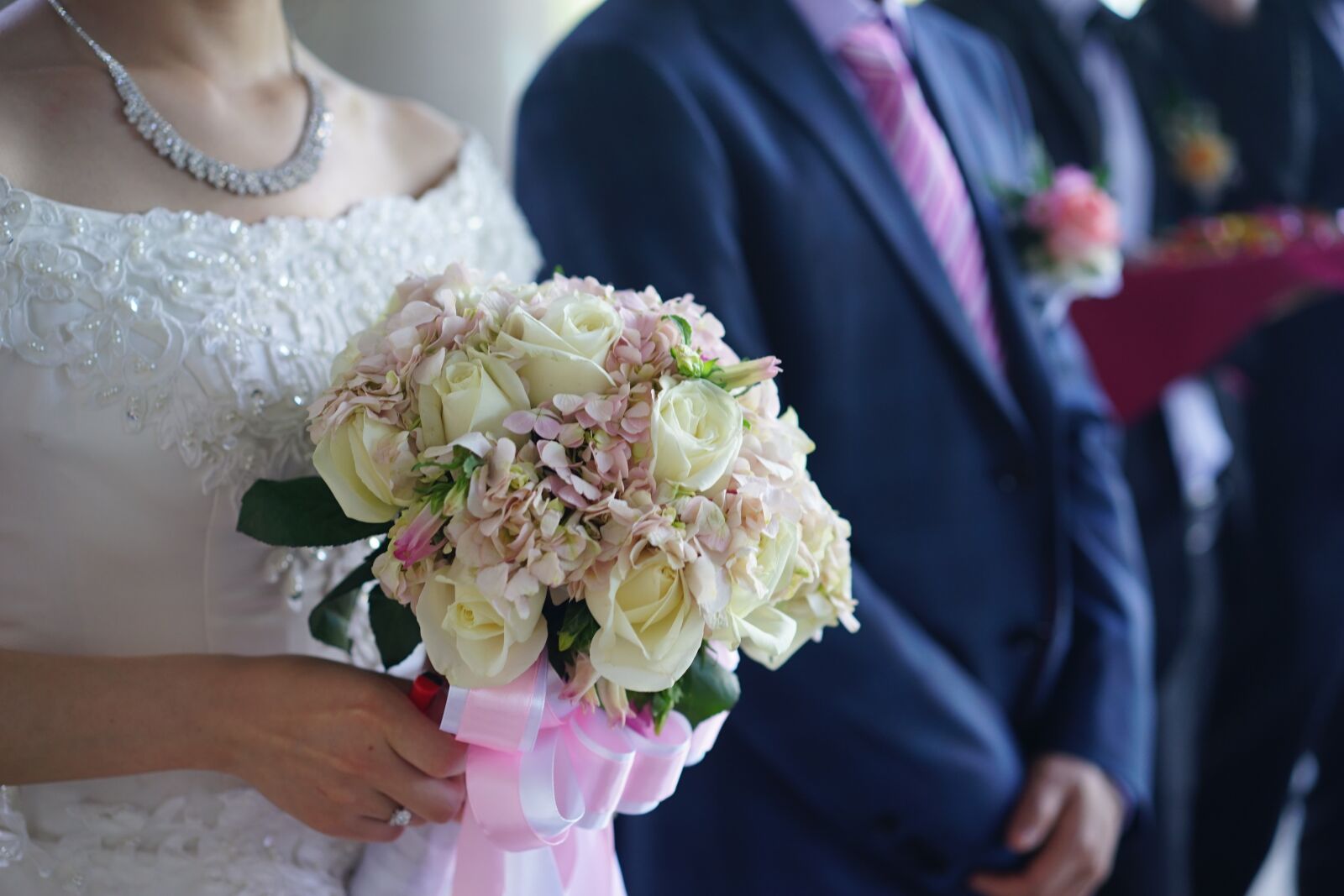 Sony a7 + Sony Sonnar T* FE 55mm F1.8 ZA sample photo. Holding flowers, the groom photography