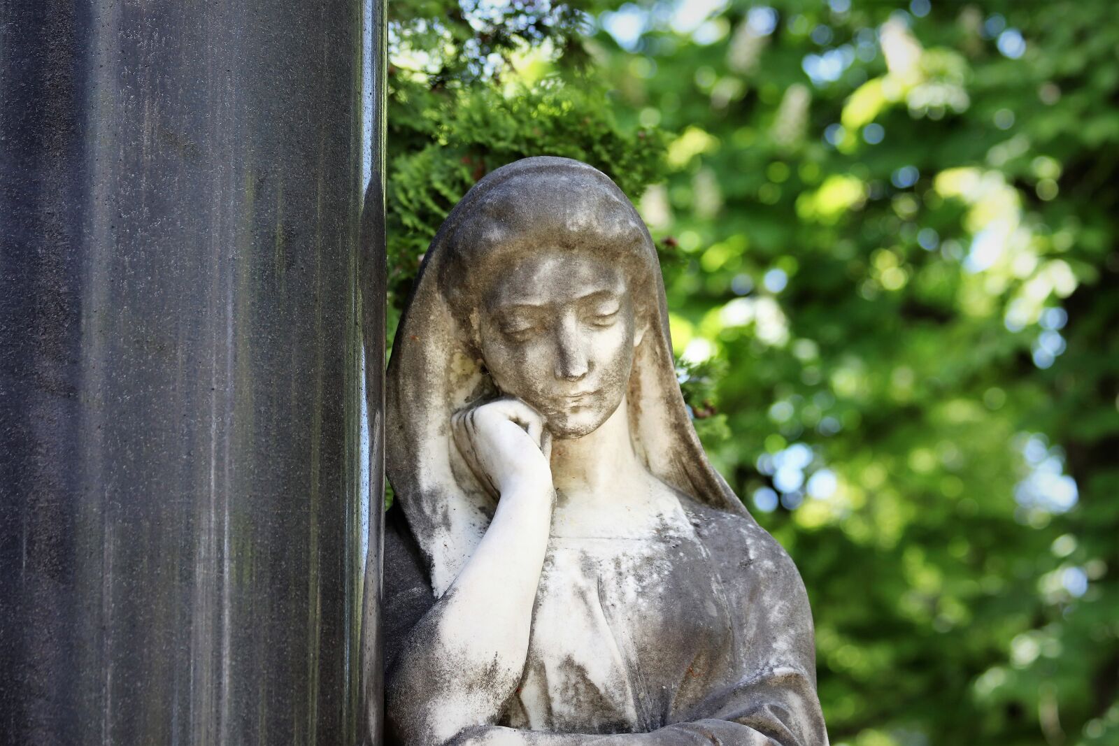 Canon EF 70-300mm F4-5.6 IS USM sample photo. Woman, sculpture, monument photography