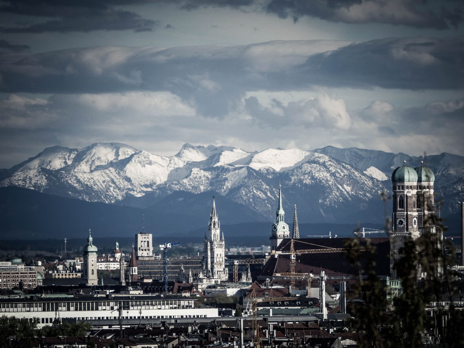 Panasonic Lumix DMC-FZ1000 sample photo. Munich, mountains, frauenkirche photography