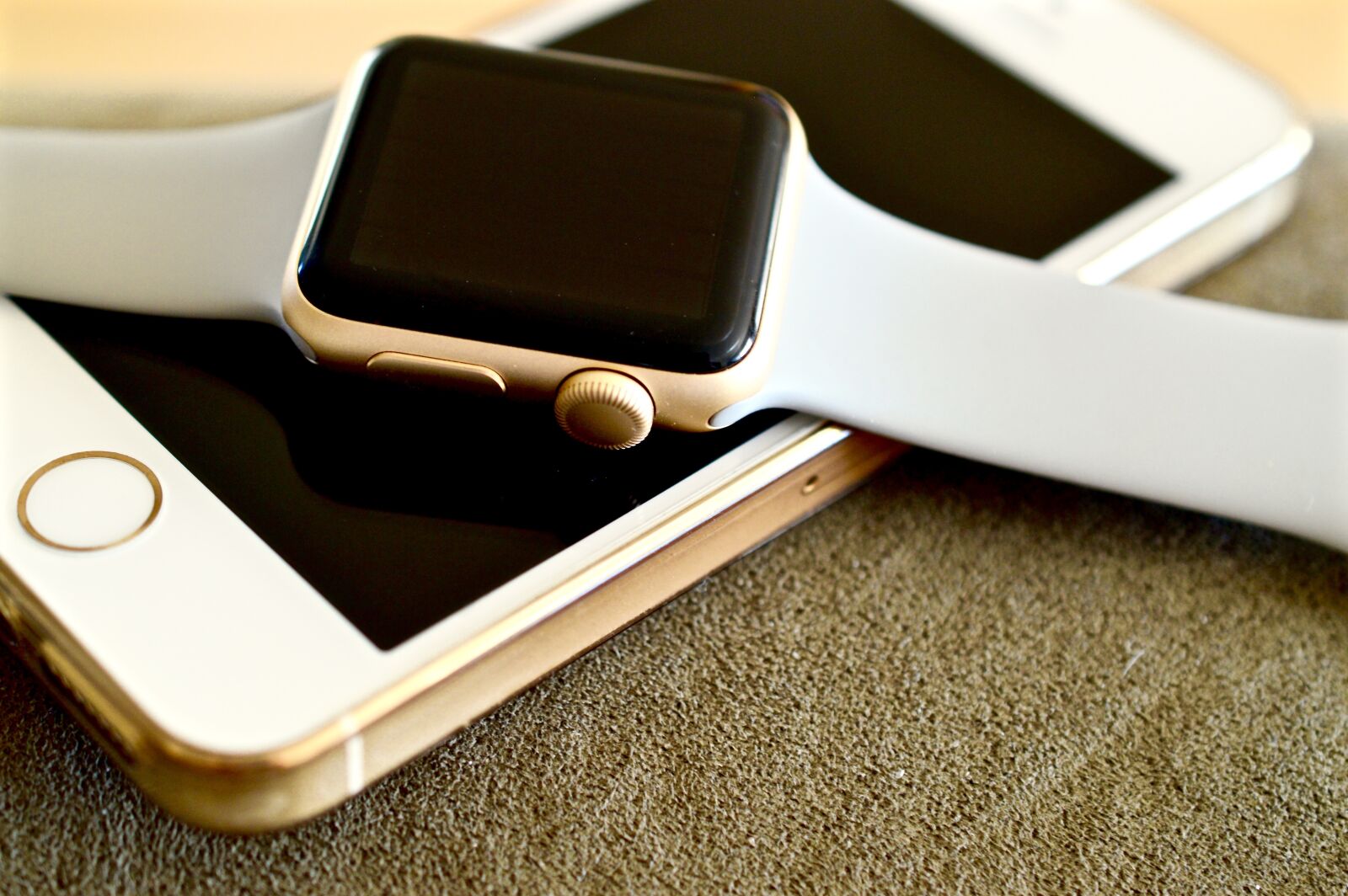 Nikon D3200 sample photo. Apple watch, iphone, apple photography