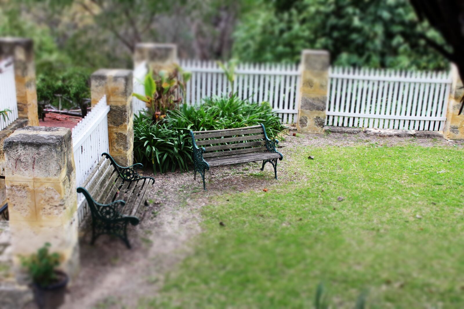 Canon EOS 700D (EOS Rebel T5i / EOS Kiss X7i) sample photo. Bench, garden, park photography