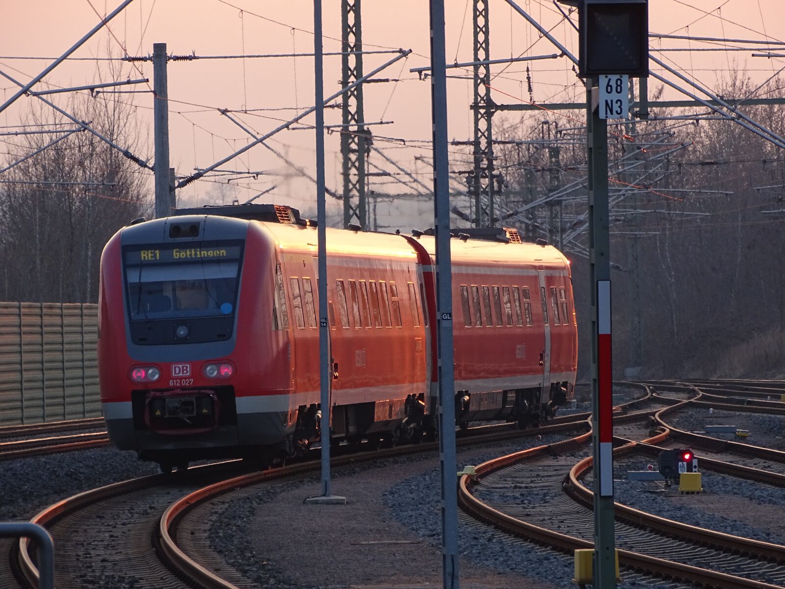 Sony Cyber-shot DSC-HX400V sample photo. Railway station, train, abendstimmung photography