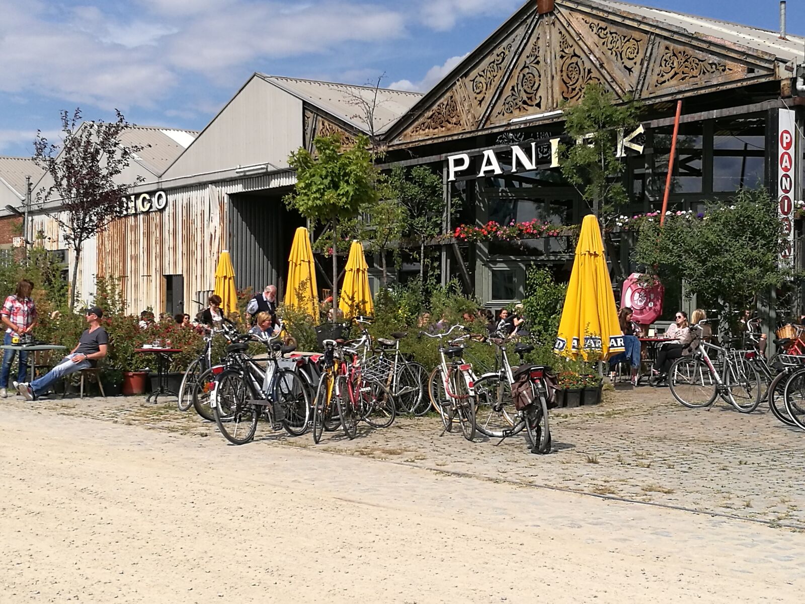 HUAWEI P9 sample photo. Beach bar, parasol, bike photography