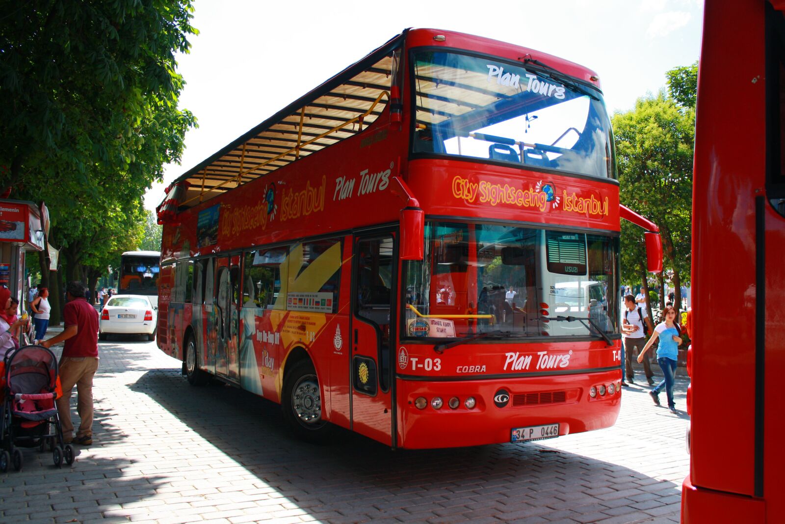 Canon EOS 1000D (EOS Digital Rebel XS / EOS Kiss F) sample photo. Istanbul, bus, tour photography