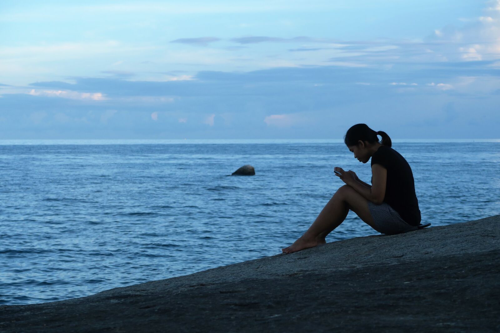 Canon PowerShot G7 X sample photo. Girl, rock, seaside photography