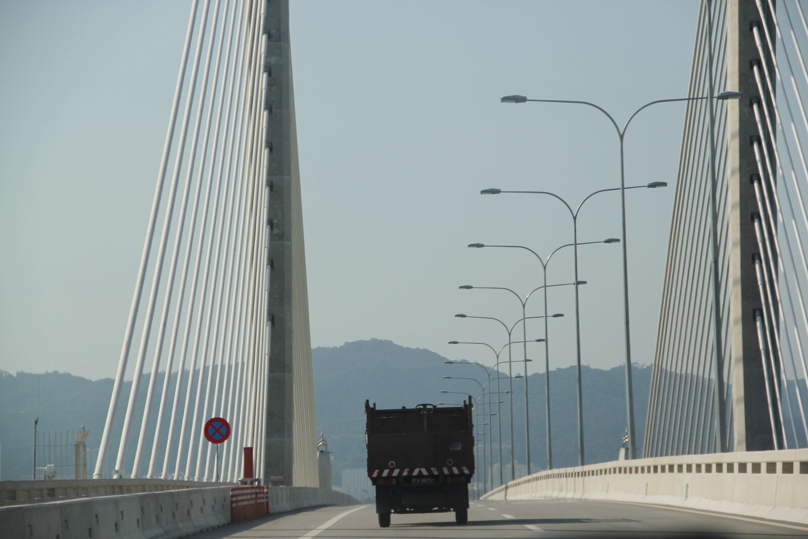 Canon EOS 550D (EOS Rebel T2i / EOS Kiss X4) sample photo. Bridge, road, travel photography
