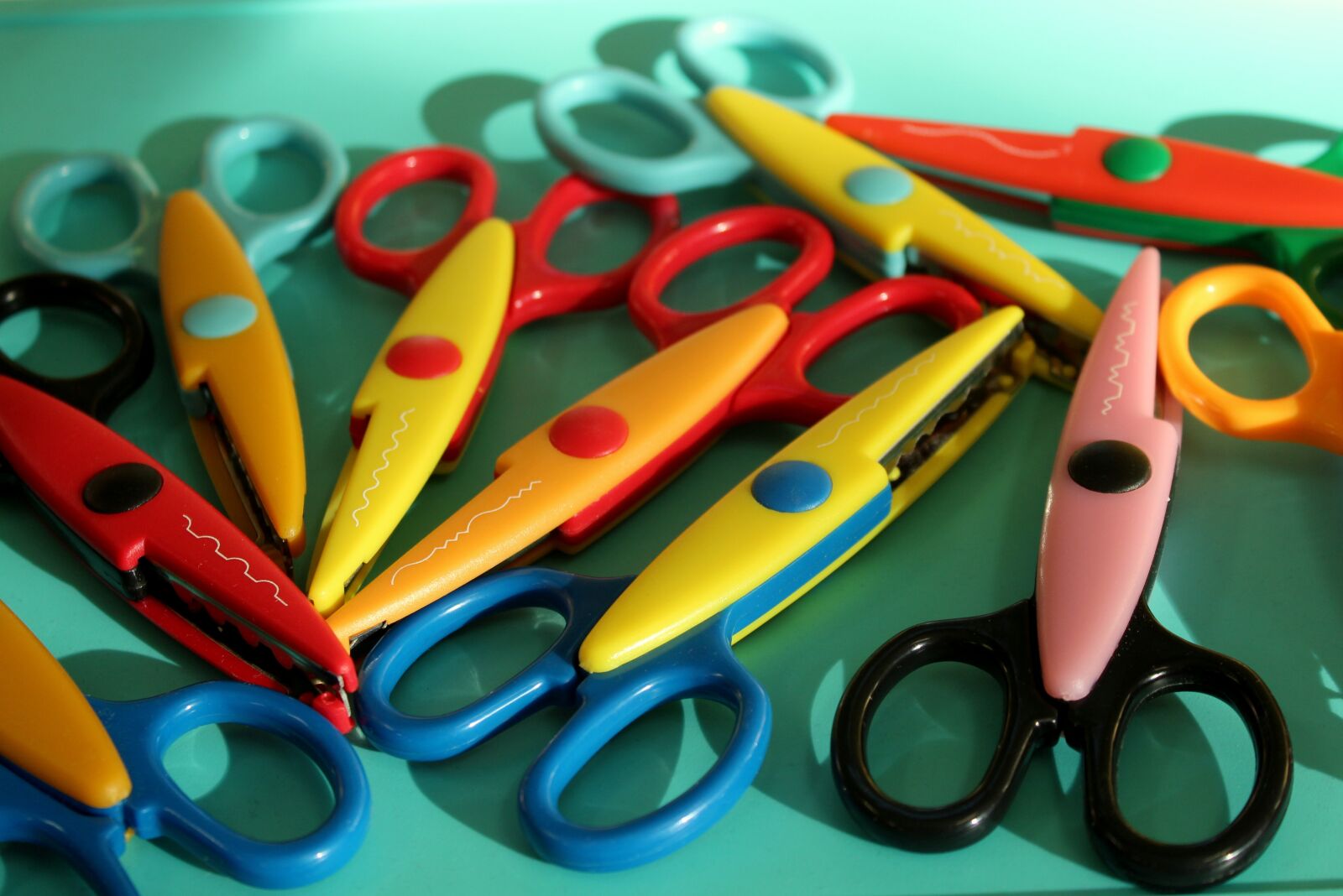 Canon EOS 1200D (EOS Rebel T5 / EOS Kiss X70 / EOS Hi) sample photo. A pair of scissors photography