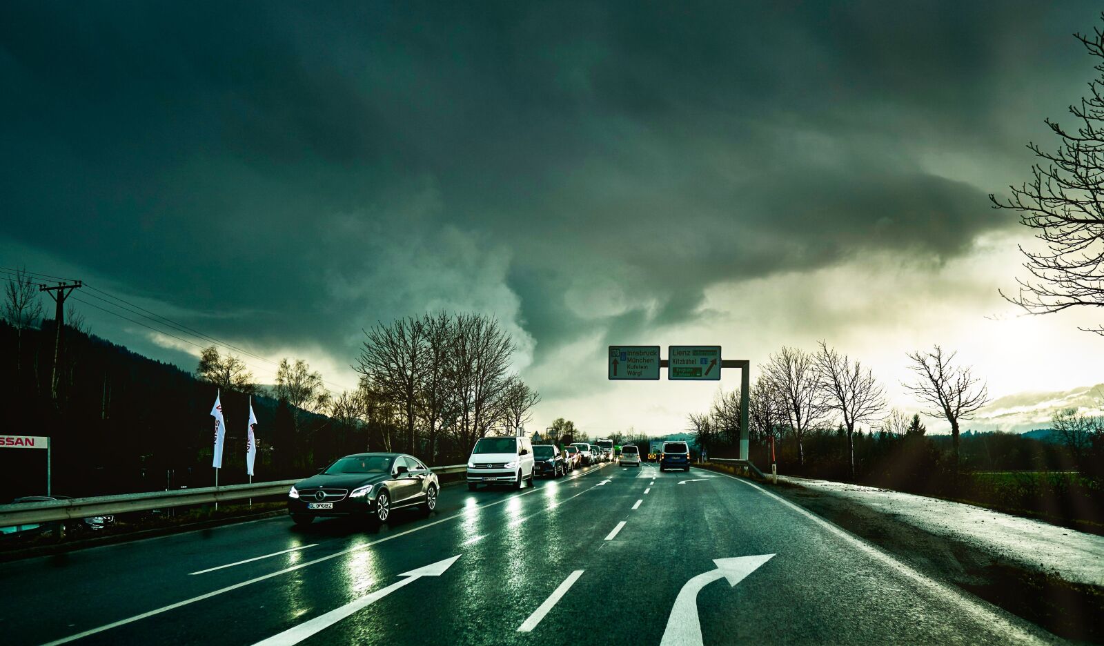 Sony a6300 + Sigma 16mm F1.4 DC DN | C sample photo. Traffic, vehicles, rain photography