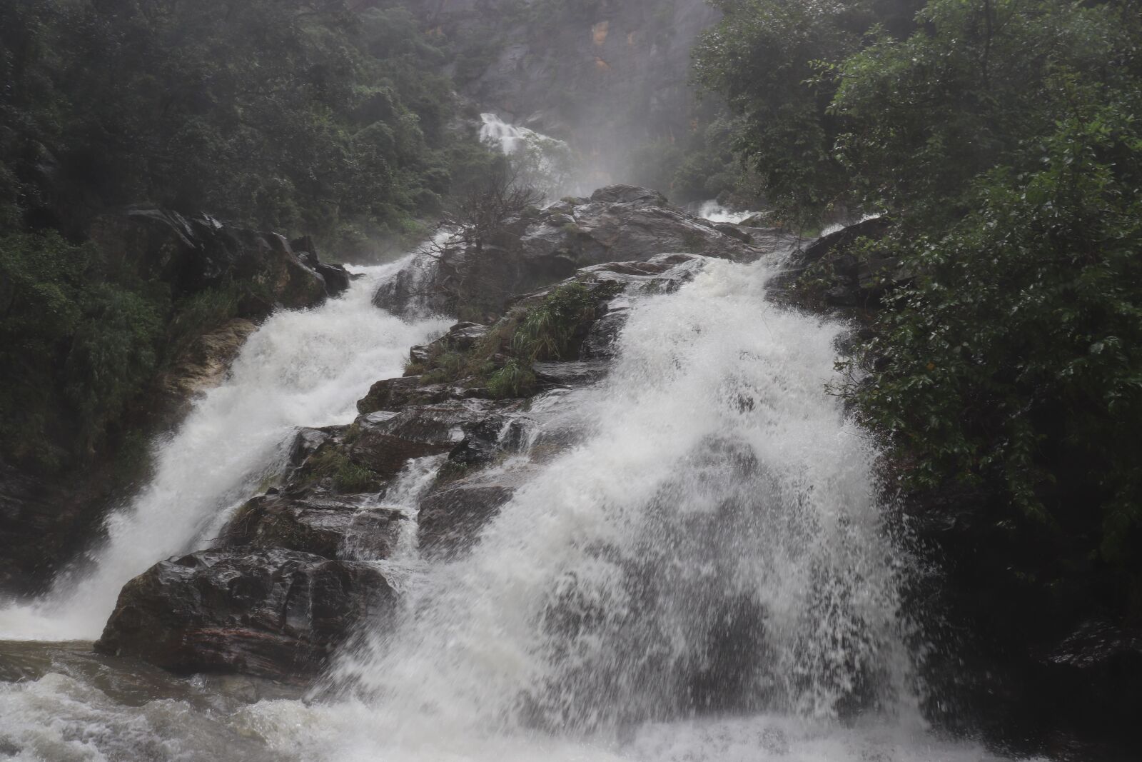 Canon EOS 800D (EOS Rebel T7i / EOS Kiss X9i) sample photo. Waterfall, wet, water photography