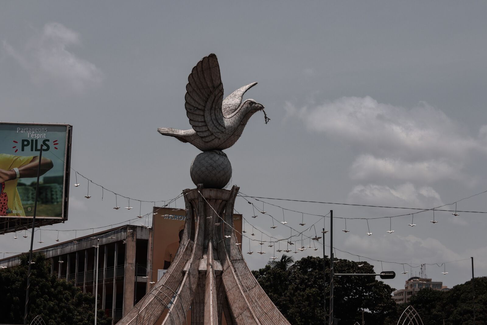 Canon EOS M50 (EOS Kiss M) + Canon EF 50mm F1.8 STM sample photo. Statue, togo, africa photography