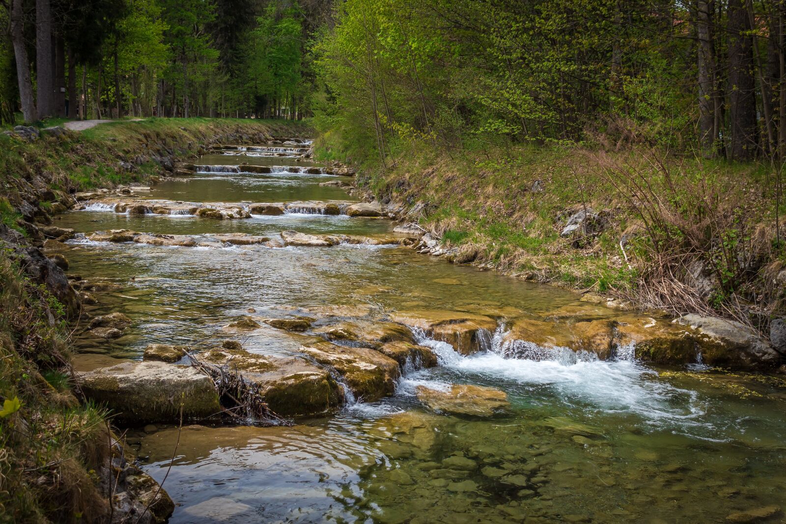 Потік. Пороги на реке. Пороги реки Гладышевки. Вода ручей. Горный ручей фото.