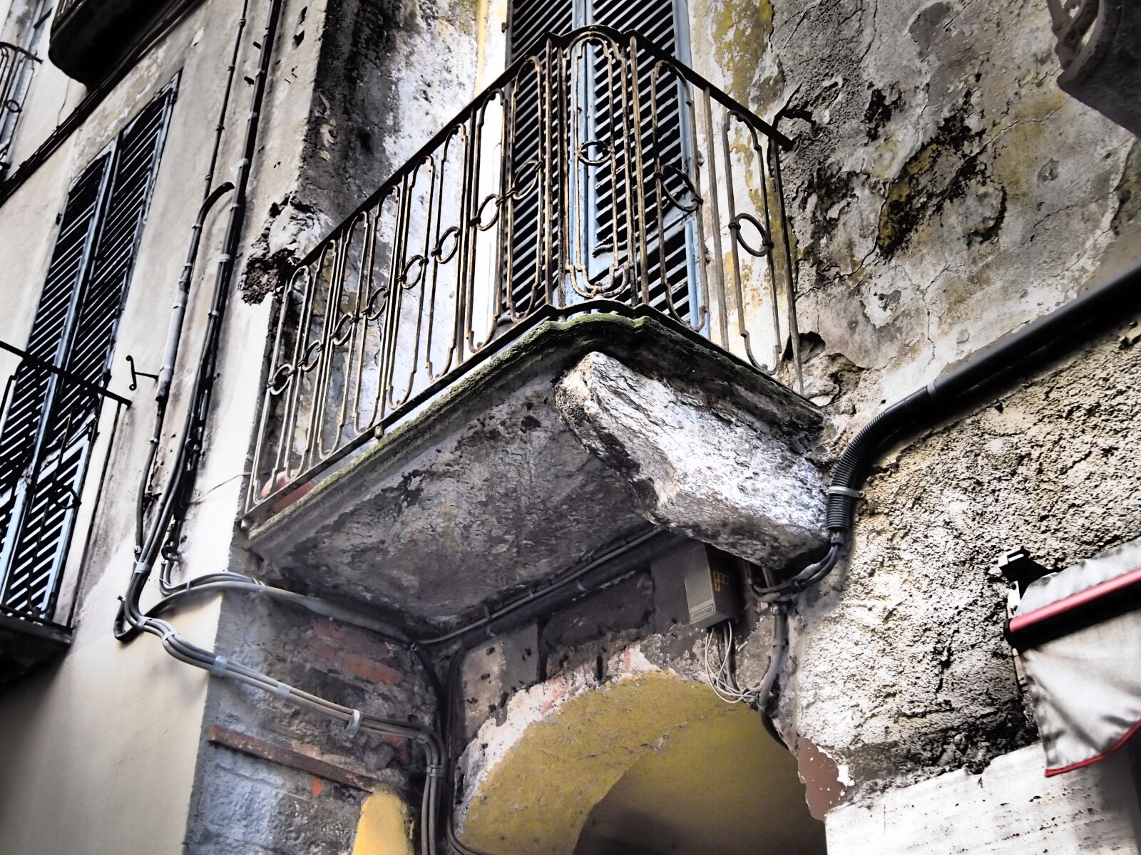 Olympus PEN E-PL3 sample photo. Como, italy, balcony photography