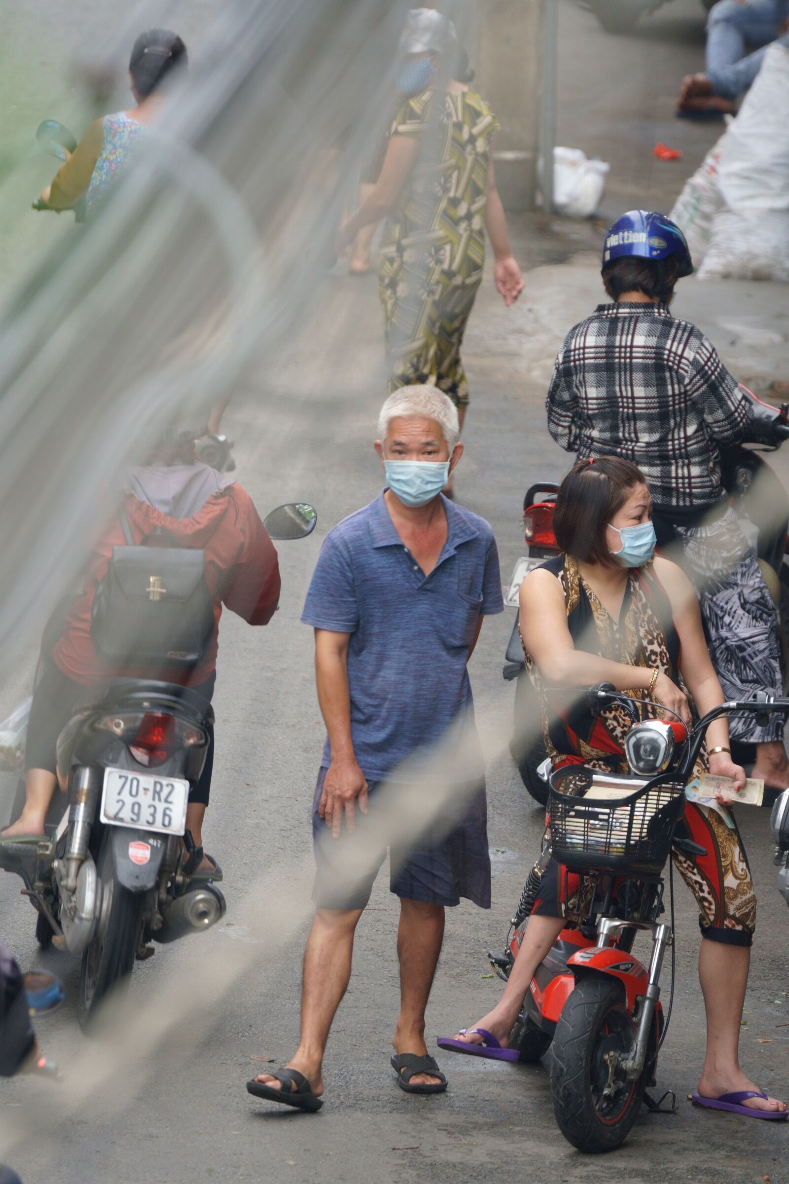 Sony FE 70-300mm F4.5-5.6 G OSS sample photo. Vietnam market covid, vietnamese photography