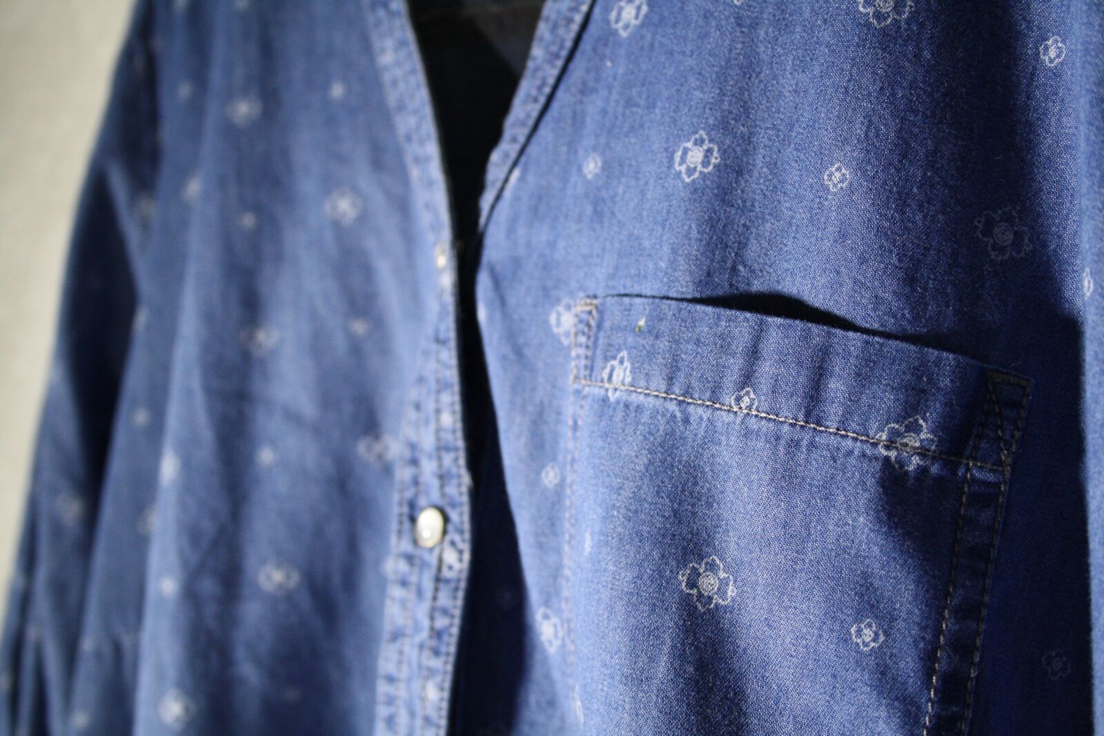Canon EOS 1000D (EOS Digital Rebel XS / EOS Kiss F) sample photo. Dress, jeans, fashion photography