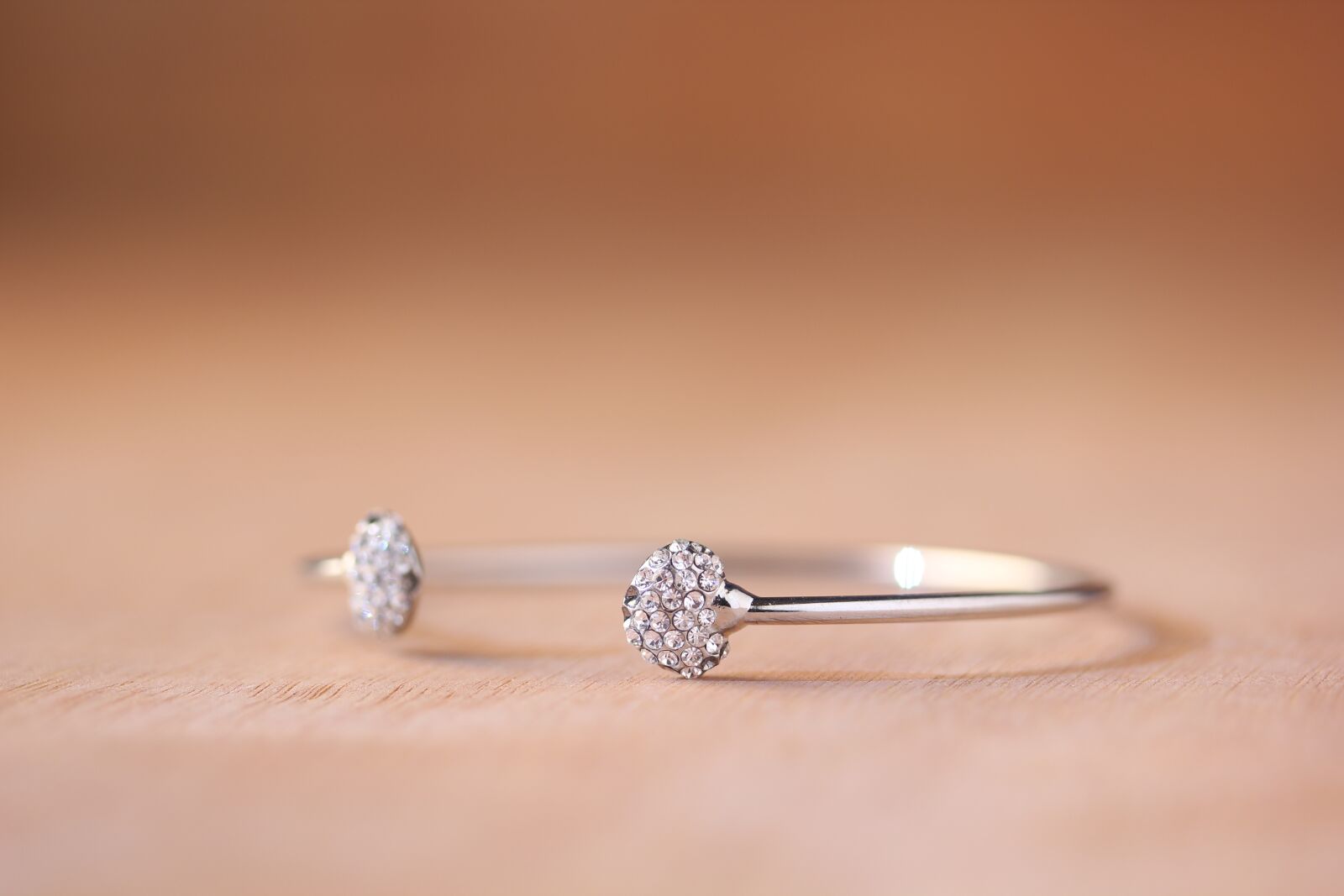 Canon EOS 550D (EOS Rebel T2i / EOS Kiss X4) sample photo. Jewellery, diamond, warm colors photography