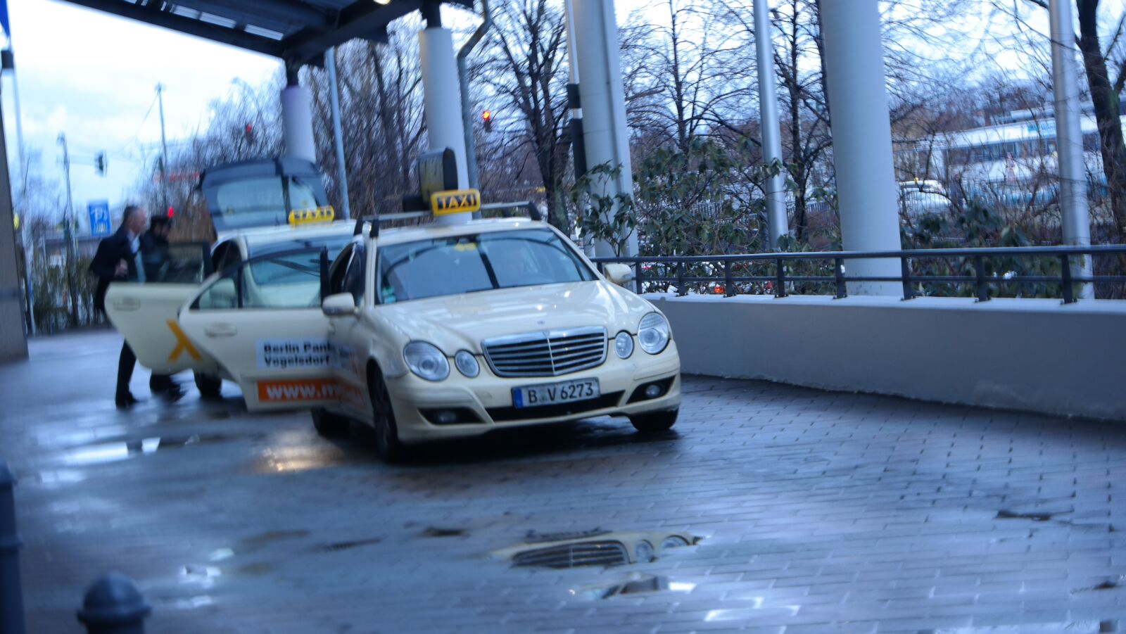 Samsung NX 16-50mm F3.5-5.6 Power Zoom ED OIS sample photo. Taxi, hotel, cab photography