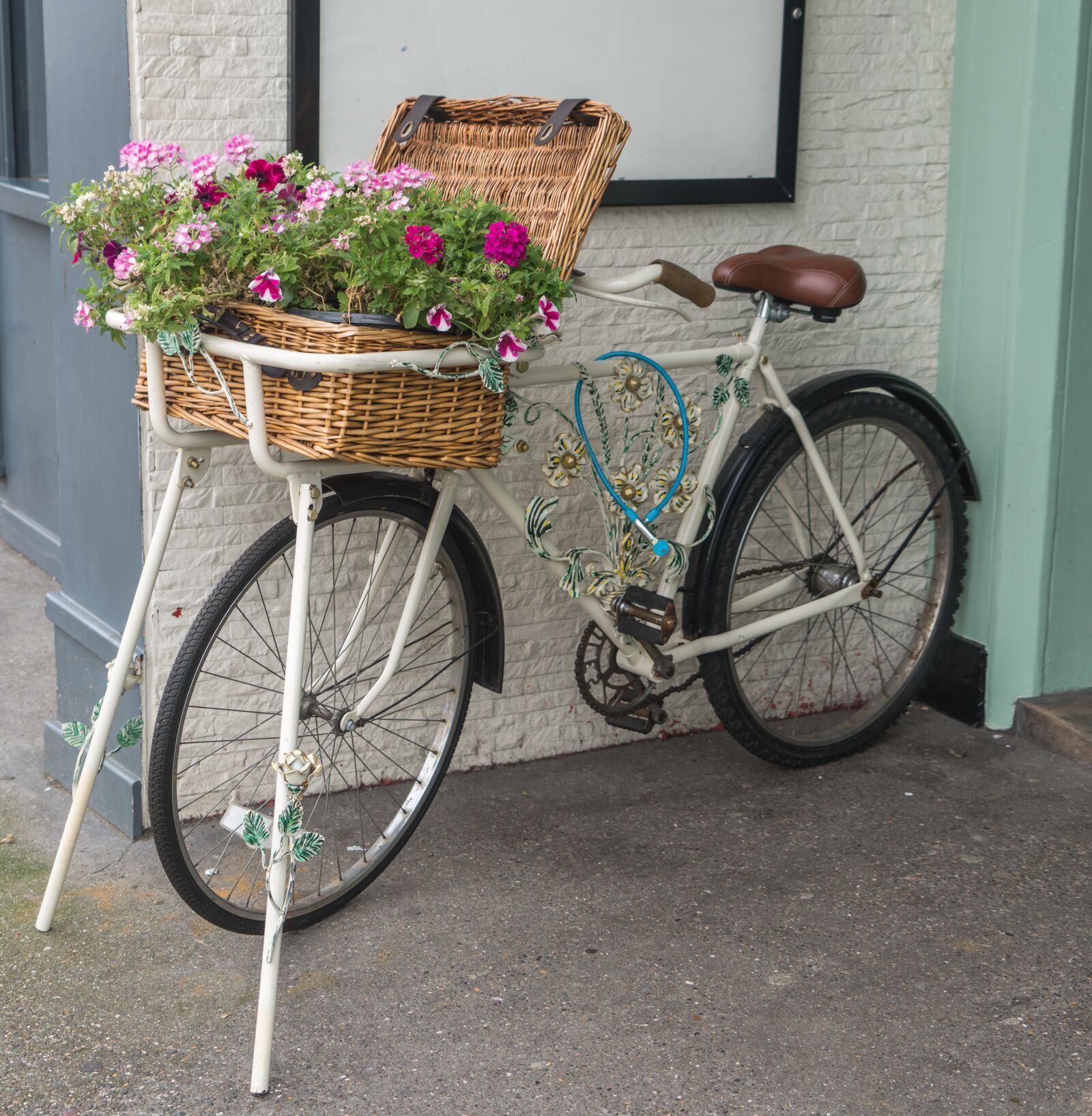 Sony a7R II + Sony FE 24-240mm F3.5-6.3 OSS sample photo. Bicycle, flowers, basket photography