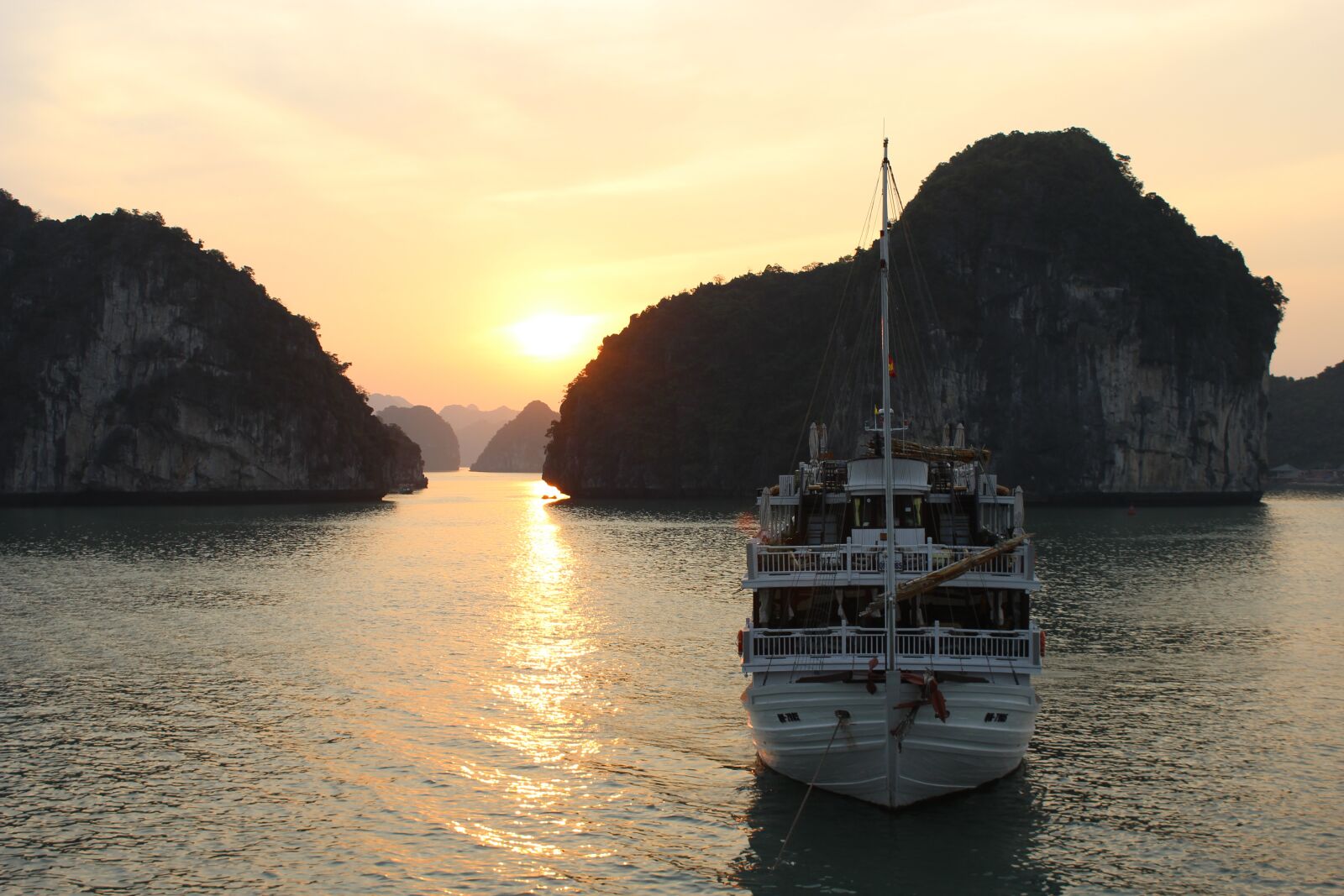 Canon EOS 1200D (EOS Rebel T5 / EOS Kiss X70 / EOS Hi) sample photo. Vietnam, halong, bay photography