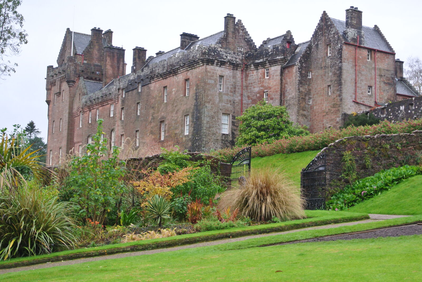 Nikon 1 J1 sample photo. Brodick, castle, castle, gardens photography