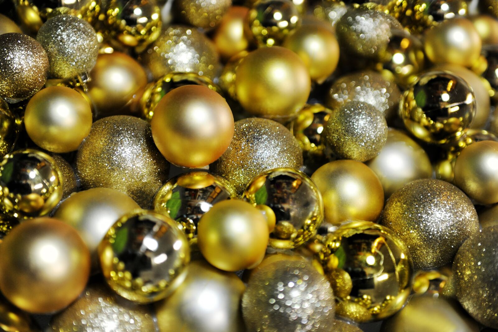Nikon D3X sample photo. Christmas balls, deco, christmas photography