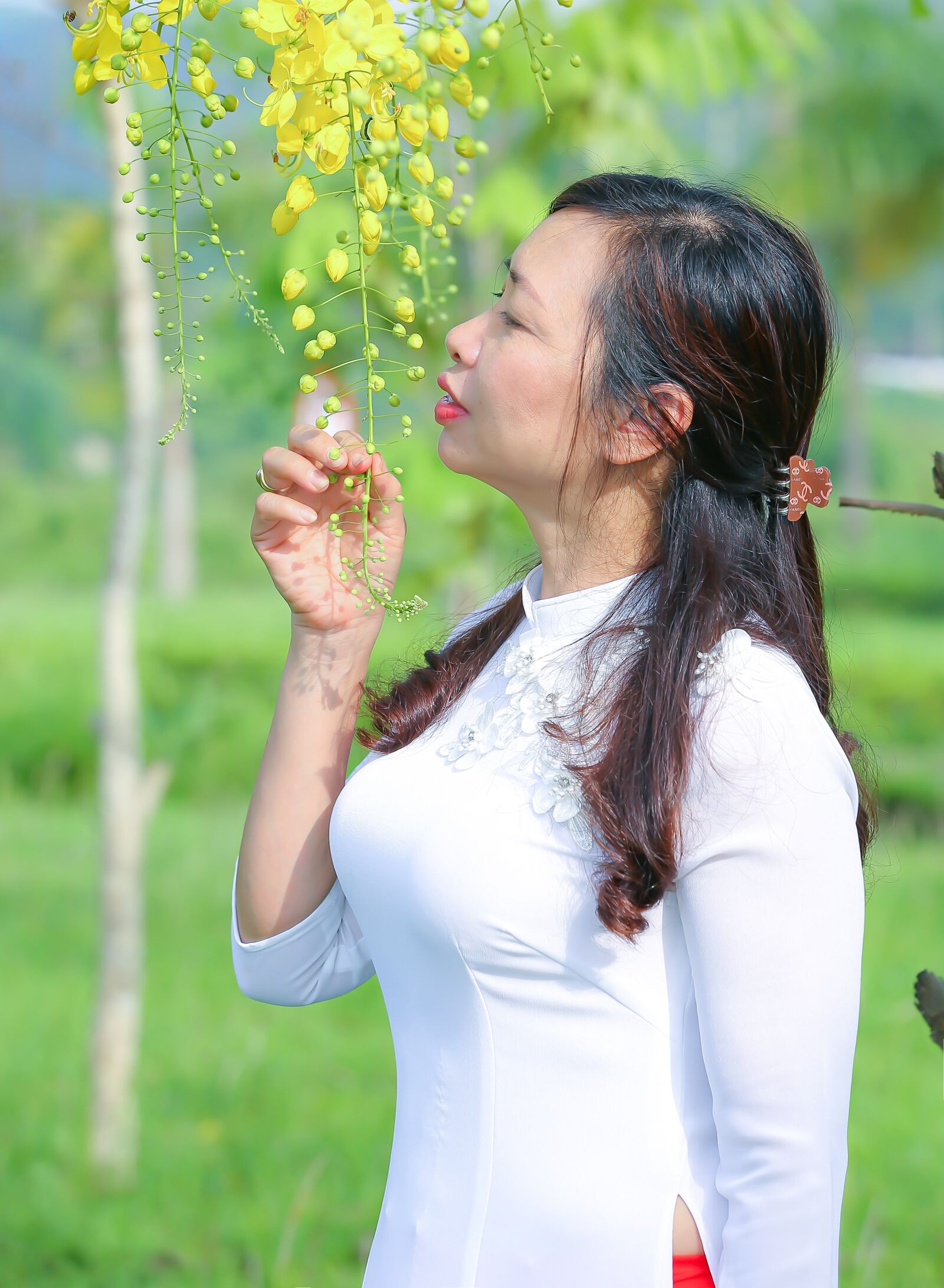 Canon EF 70-200mm F2.8L IS II USM sample photo. Model, flowers, yellow flowers photography
