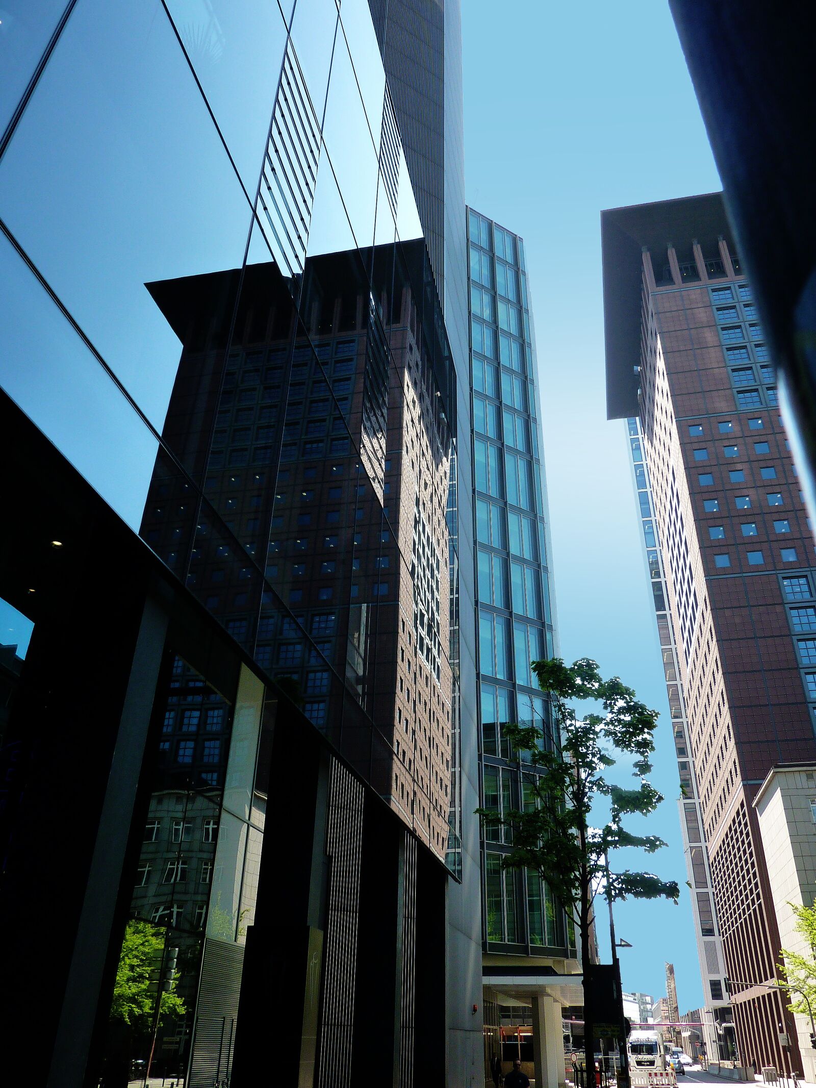 Panasonic DMC-TZ7 sample photo. Skyscraper, reflection, building photography