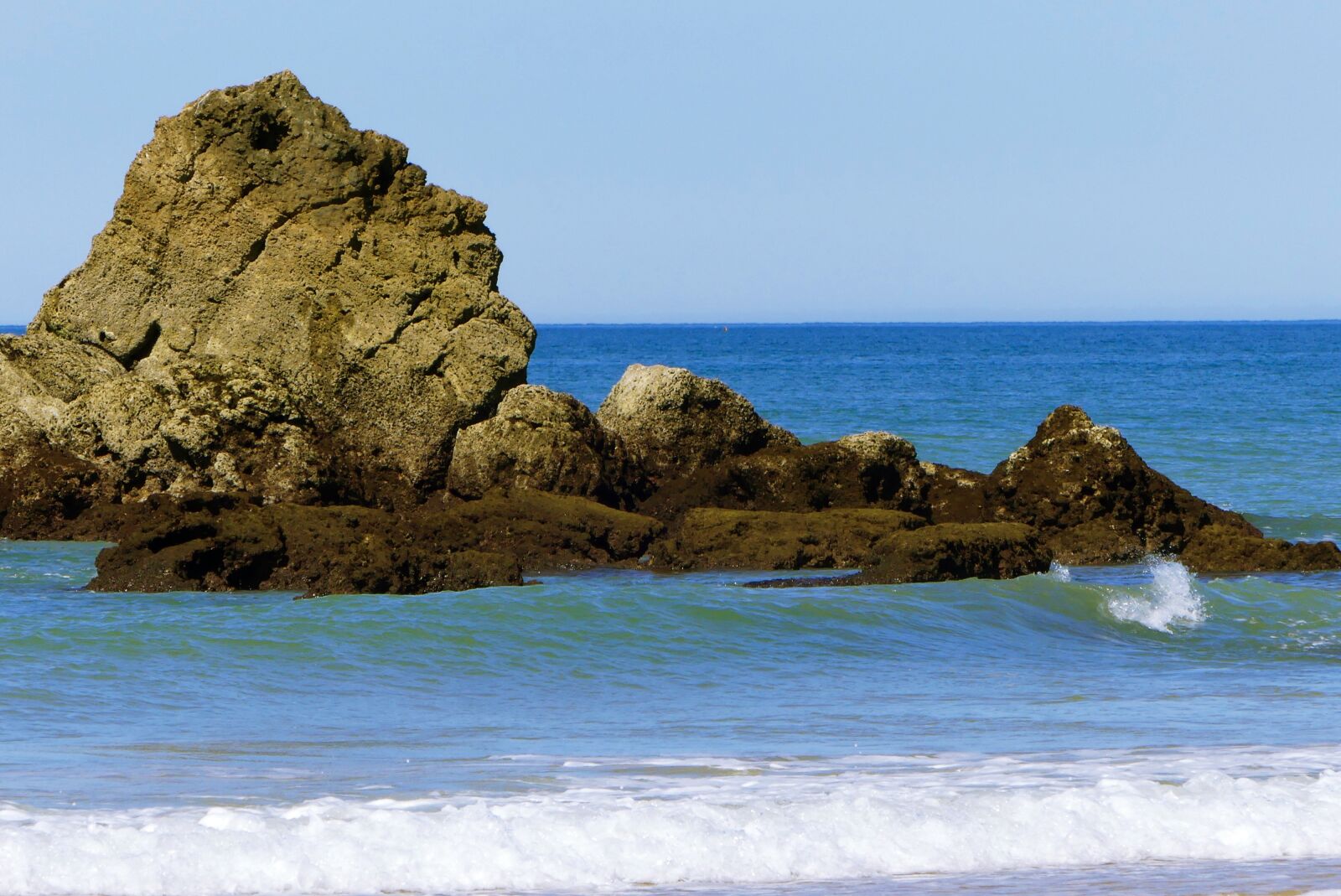 Panasonic Lumix DMC-FZ300 sample photo. Mar, blue, beach photography